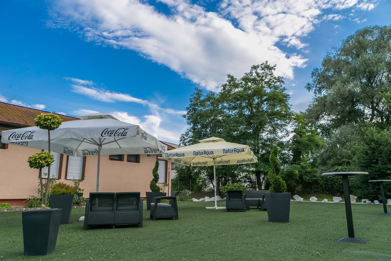 Sztar Motel Etterem Balassagyarmat Exterior foto