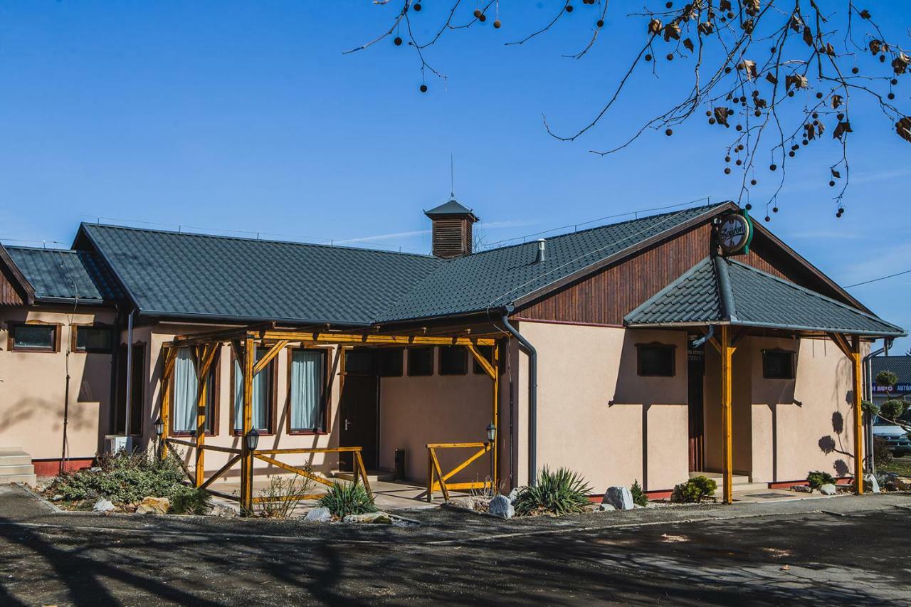 Sztar Motel Etterem Balassagyarmat Exterior foto