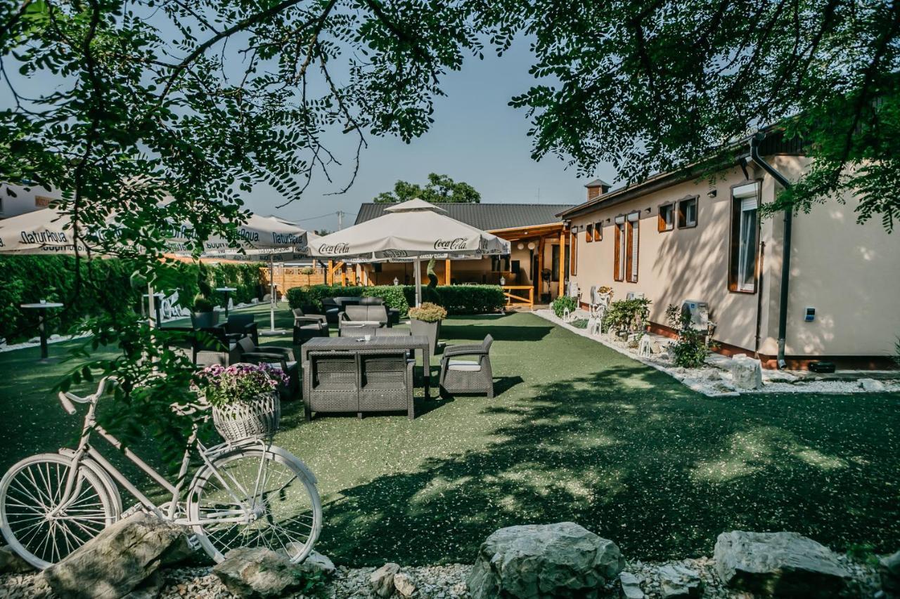 Sztar Motel Etterem Balassagyarmat Exterior foto